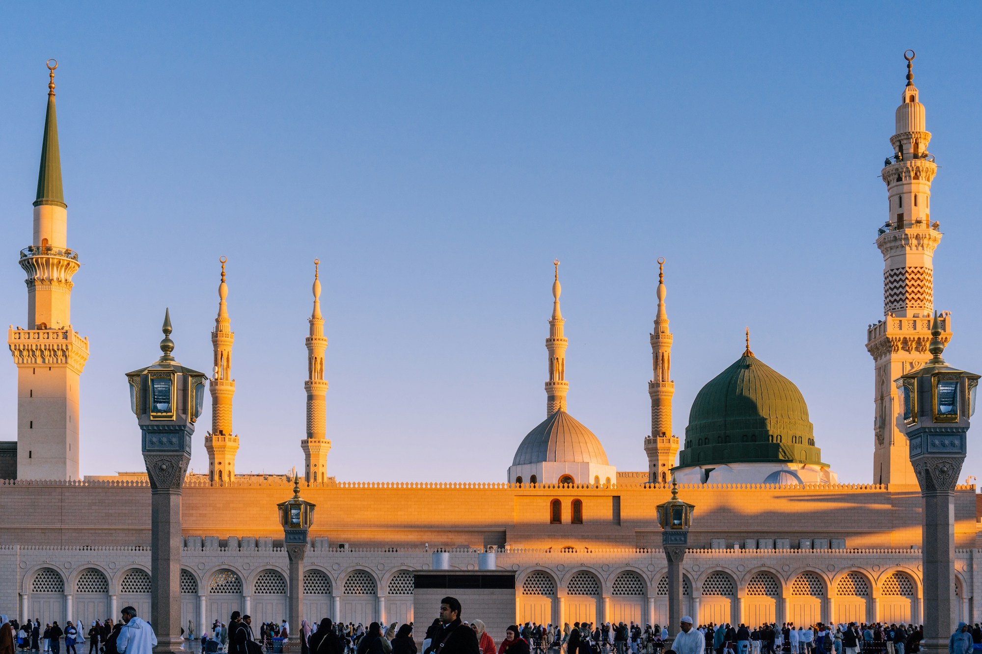 Kubah hijau Masjid Nabawi dan pelataran di Madinah